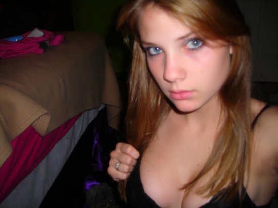 Ninfetinha dos olhos azuis mostrando a buceta